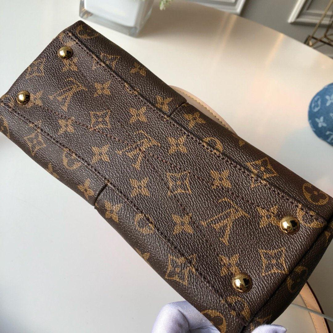 Louis Vuitton V TOTE MM