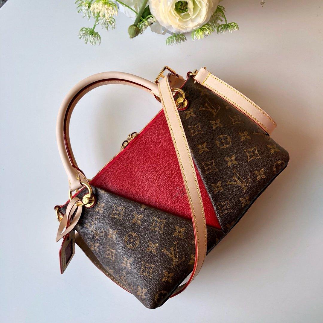 Louis Vuitton V TOTE MM