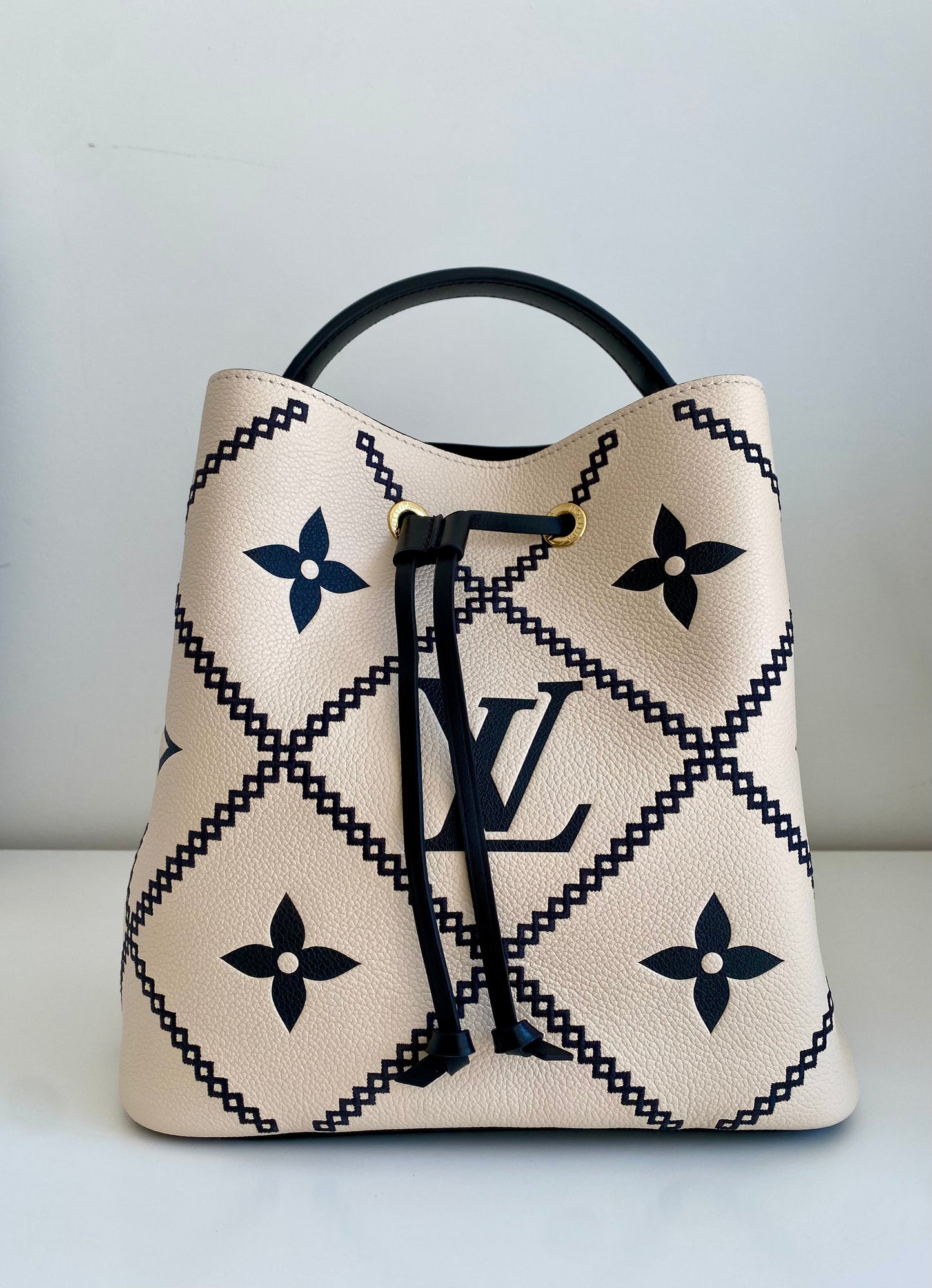 Louis Vuitton Cream NeoNoe MM M46023