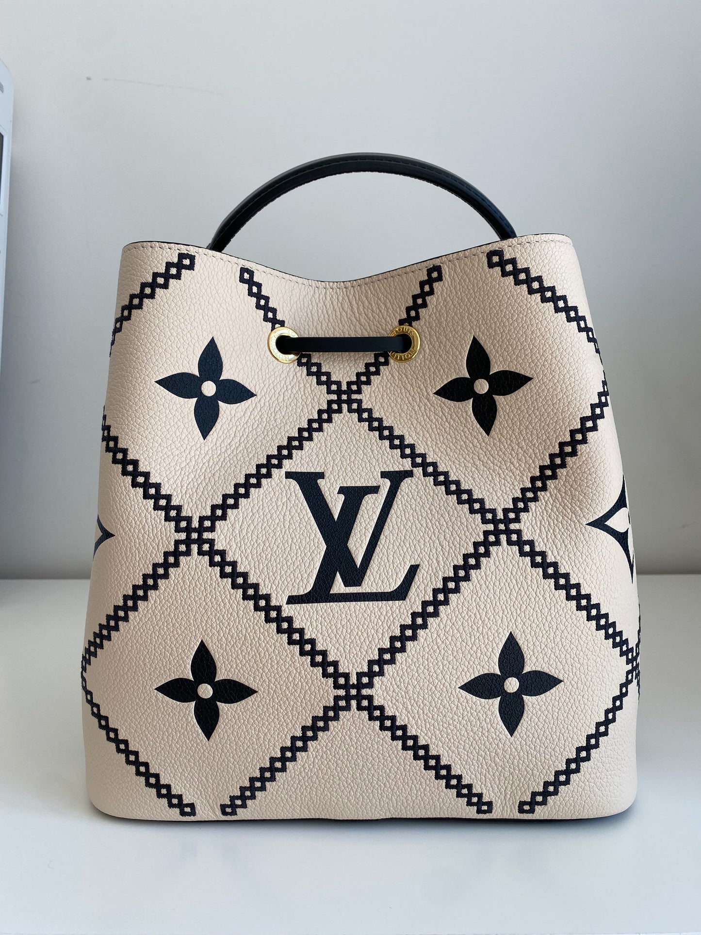 Louis Vuitton Cream NeoNoe MM M46023